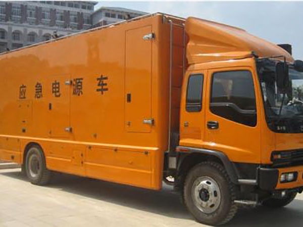 南澳冬季柴油发电机启动前，如何检查燃油系统中的积水？